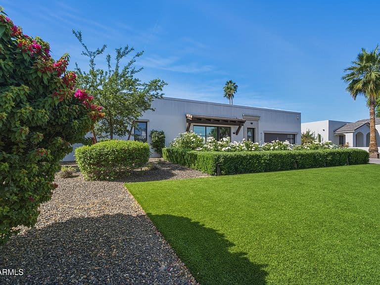8113 E DEL CADENA Drive photo 3