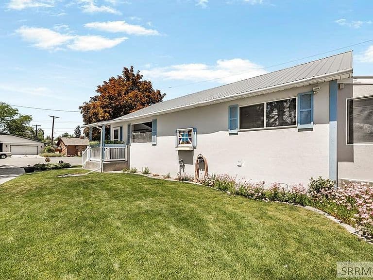 877 Flora Cir photo 4