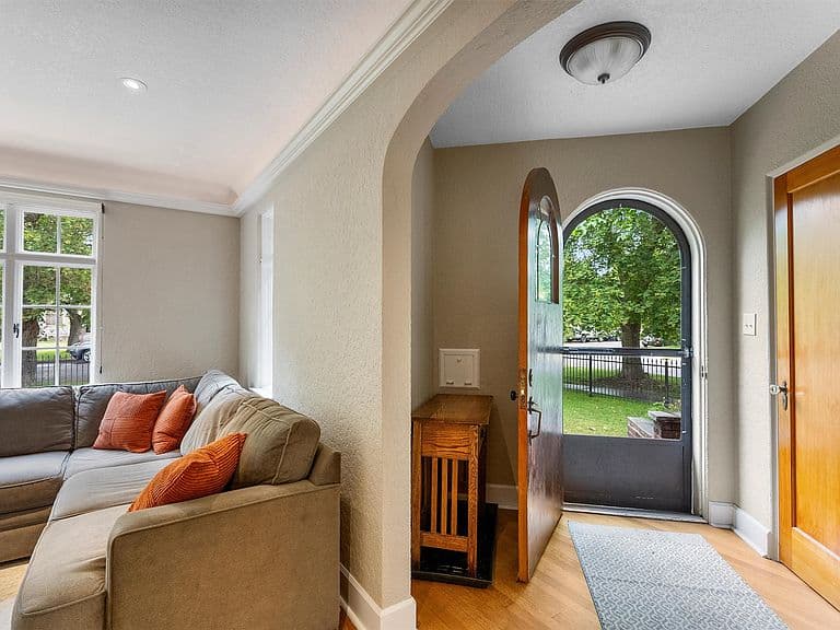 300 Connell Ave photo 5