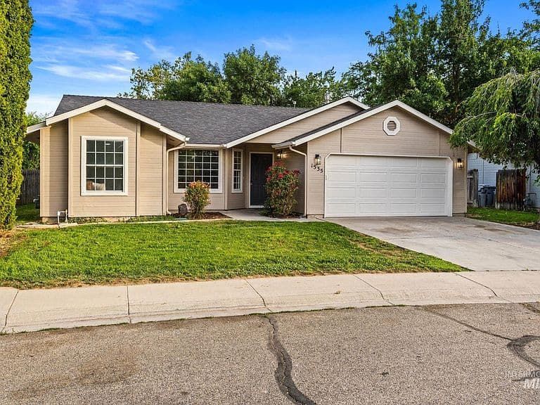 1535 E Oakridge Dr photo 2