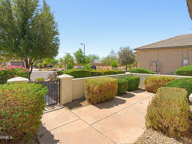 26652 W YUKON Court photo 5