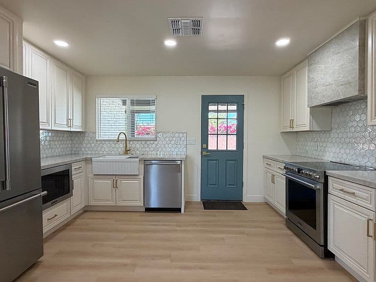 1707 W HIGHLAND Avenue photo 2