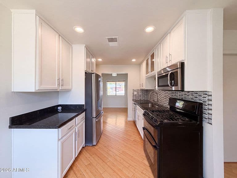 909 W MISSOURI Avenue photo 2