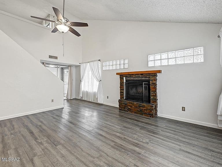 1127 W Roger Rd photo 2