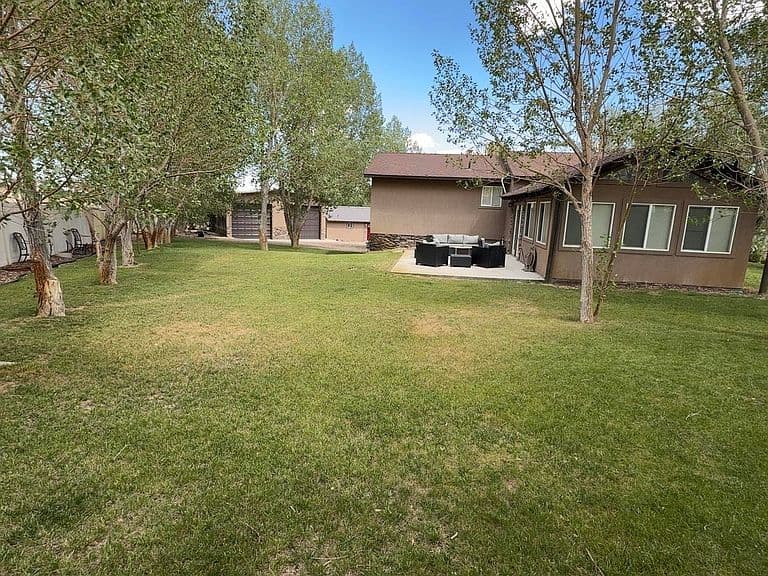 584 Gannett Dr photo 2