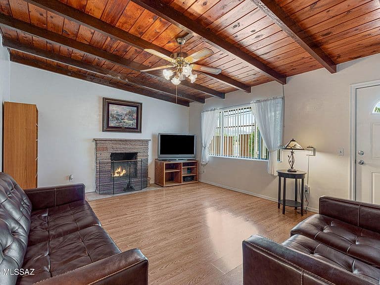 2861 N Swan Rd photo 4