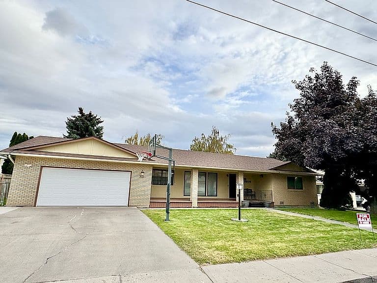825 16th Ave E photo 2