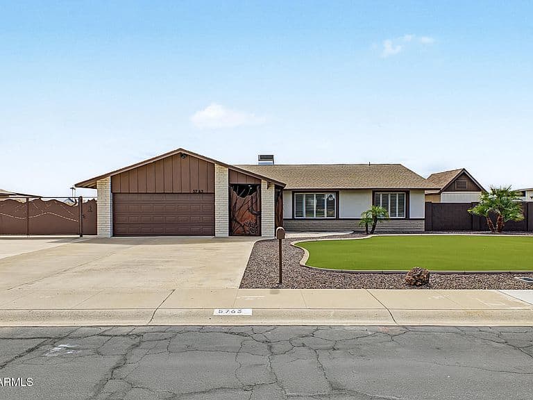 5763 W MARCONI Avenue photo 1