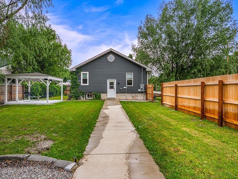 1702 Avenue C photo 4