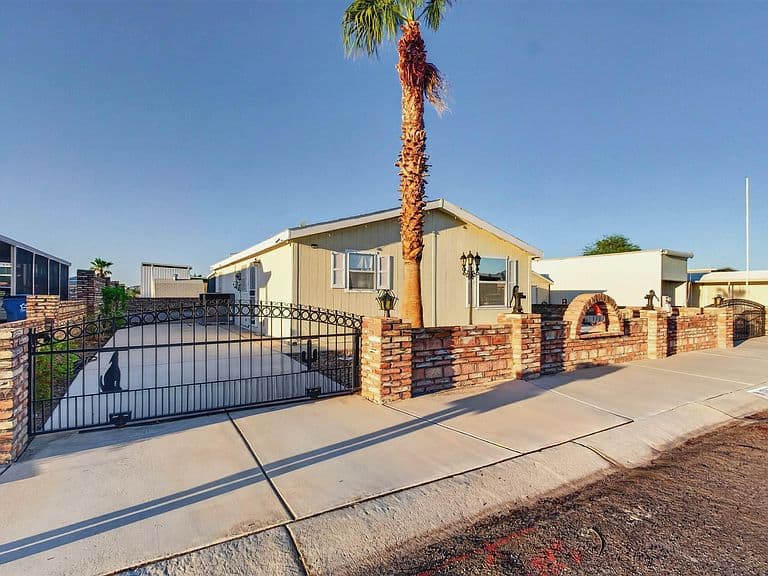 13628 E 49th Dr photo 4