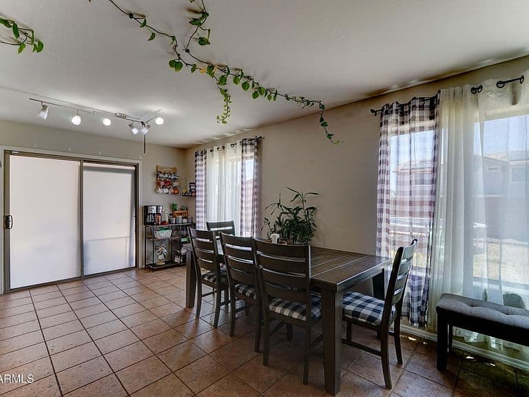 25519 W CROWN KING Road photo 4