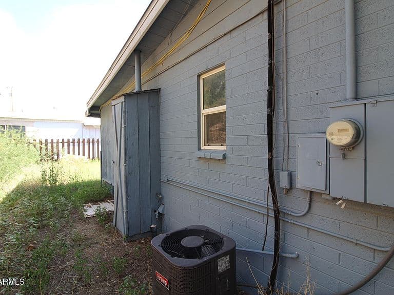 585 W BANKER Avenue photo 4