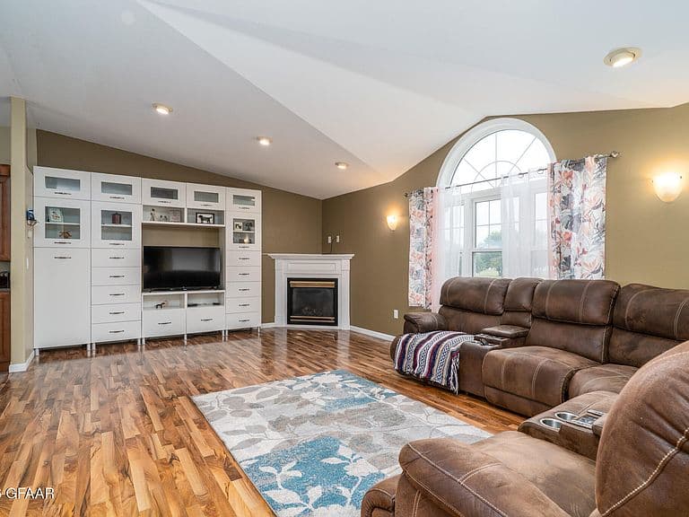 529 Cedar Ln photo 2