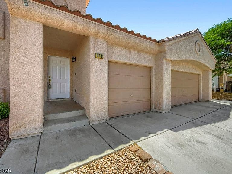 946 Saddle Horn Dr photo 3