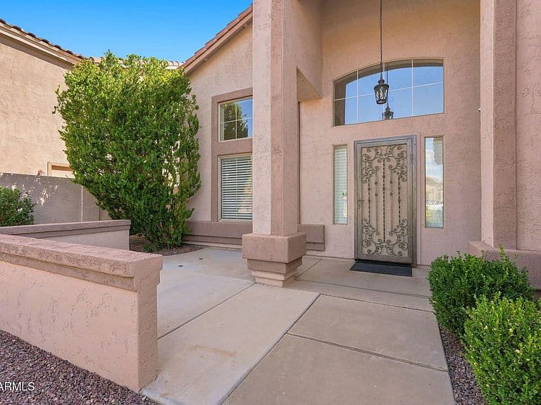 1143 E BAYLOR Lane photo 3