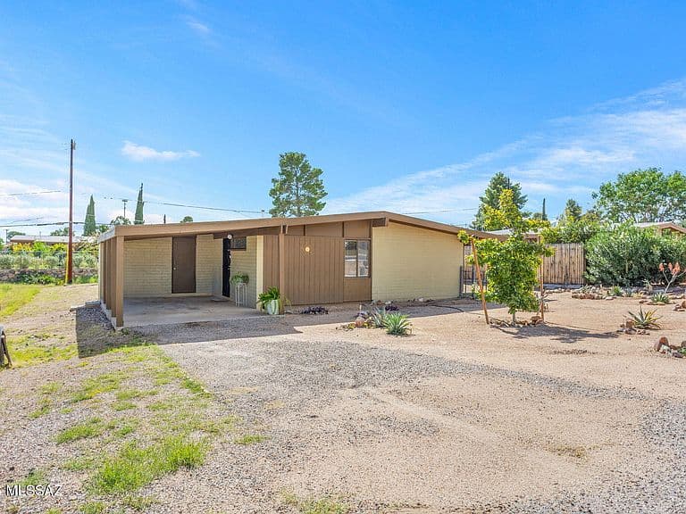 115 W Webb Dr photo 2