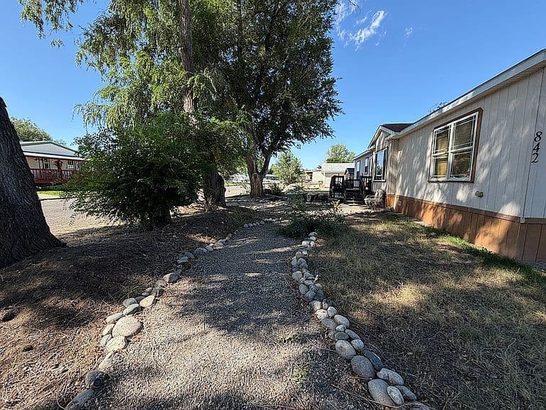 842 Arlington Dr photo 3