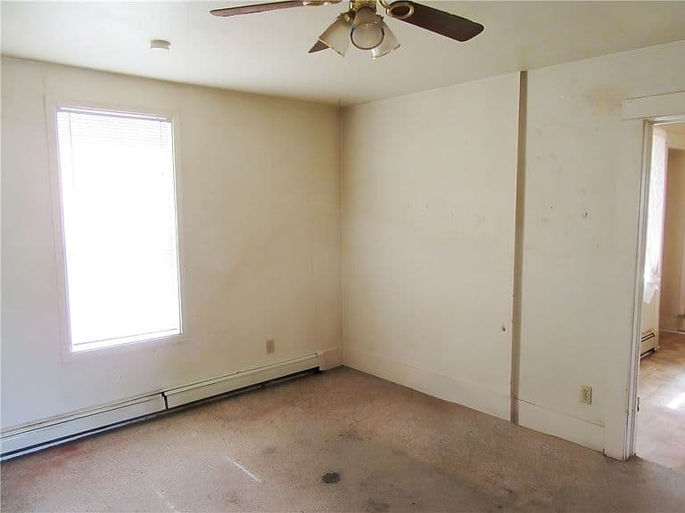 121 Peritse Ave photo 3
