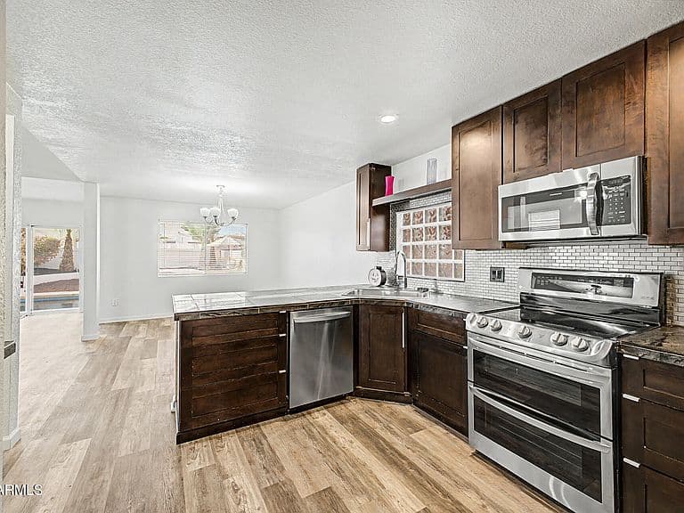4064 E Woodland Drive photo 4