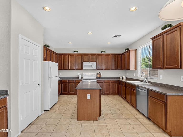 589 W HEREFORD Drive photo 5