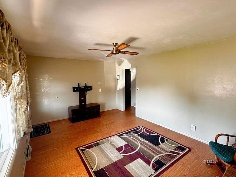 2905 Sudlow St photo 4