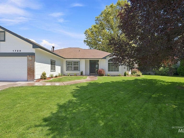 1720 N Summertree Way photo 2