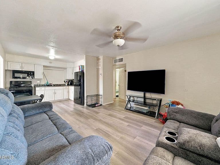 1130 E 6th Street photo 3