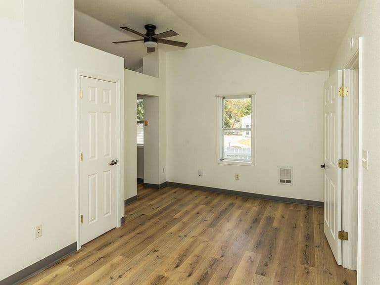 1615 E Avenue B photo 5