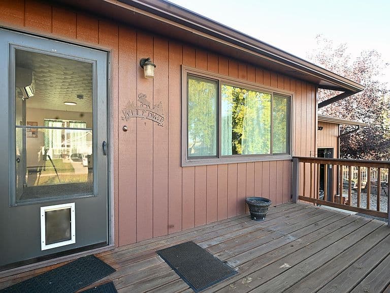 606 Bridge St photo 3