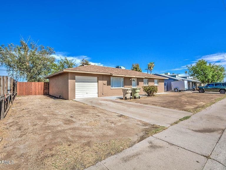 5633 N 65TH Avenue photo 2