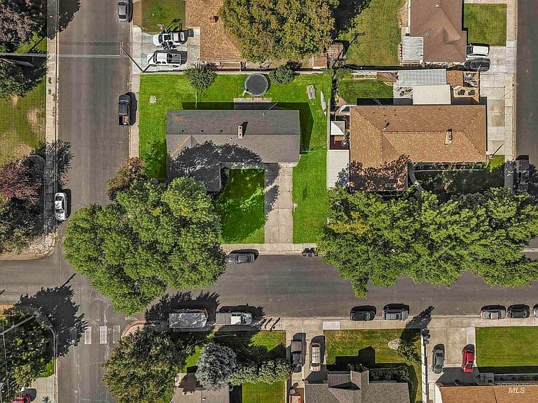 2360 Burton Ave photo 2