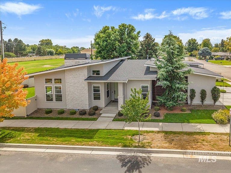 372 N Taylor photo 2