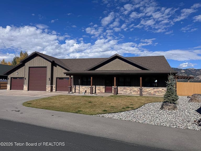444 River View Dr photo 2