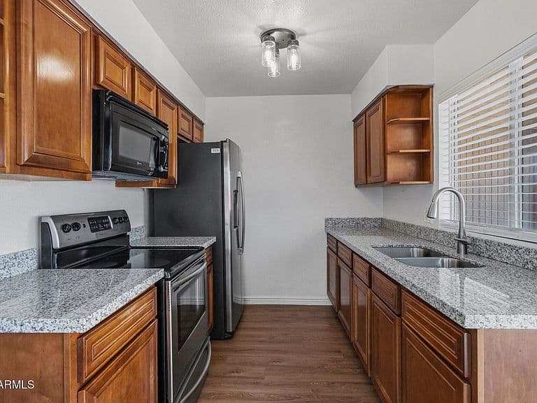 5656 W ALICE Avenue photo 2