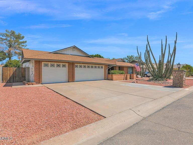 4338 W MICHELLE Drive photo 2