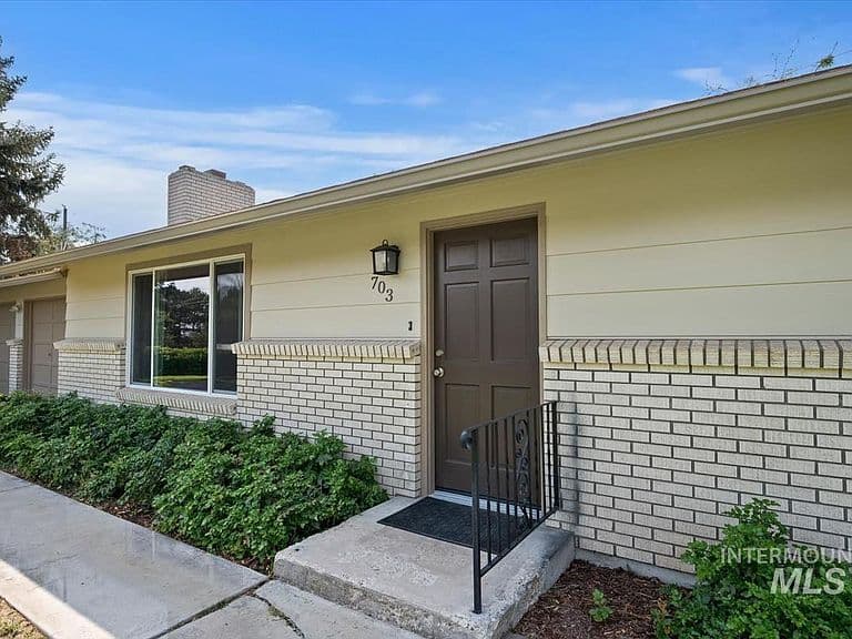 703 W Dooley Ln photo 2
