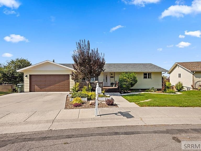 1445 Bluebell Cir photo 1