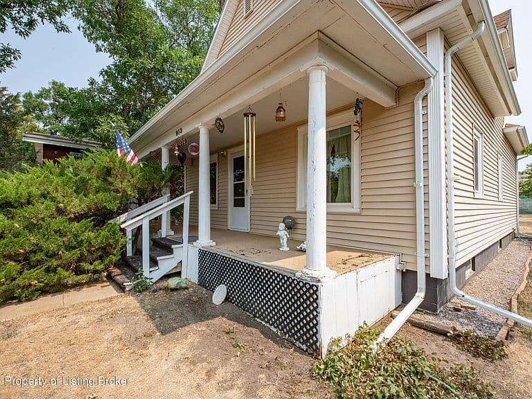 913 2nd Ave W photo 2