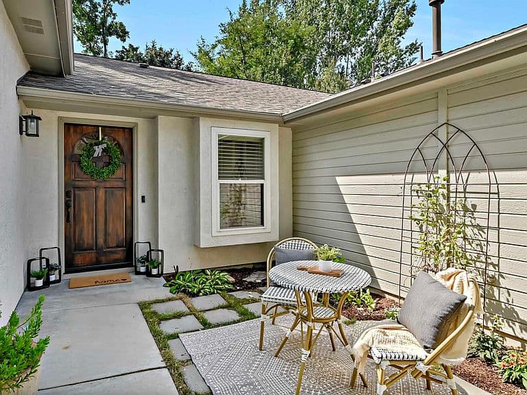 1539 E Spinnaker Ct photo 2