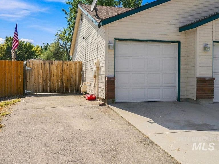 1716 W Plum Ct photo 2