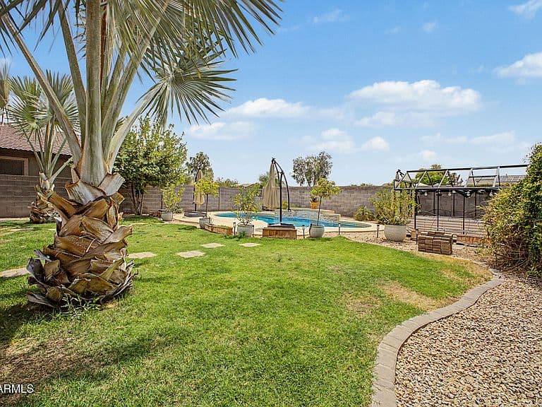 28536 N SUNSET Drive photo 2