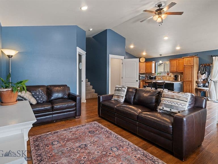 1524 Powers Blvd photo 2