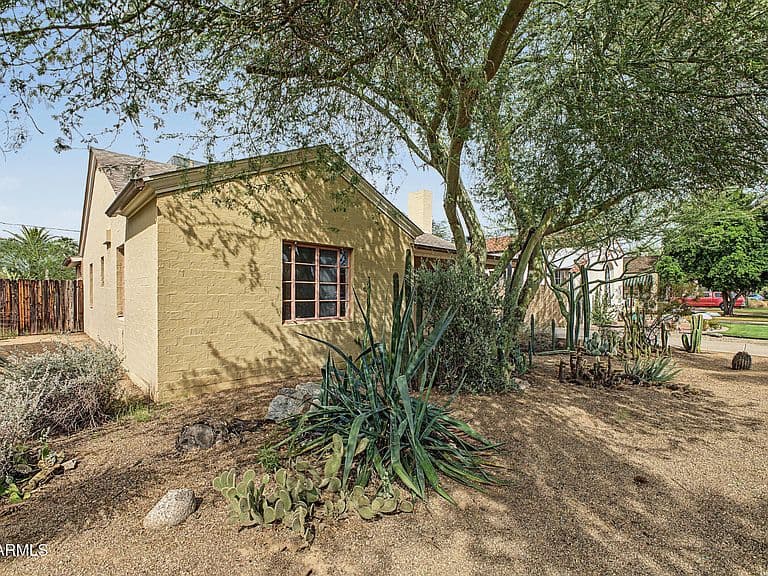 1126 W WILLETTA Street photo 3