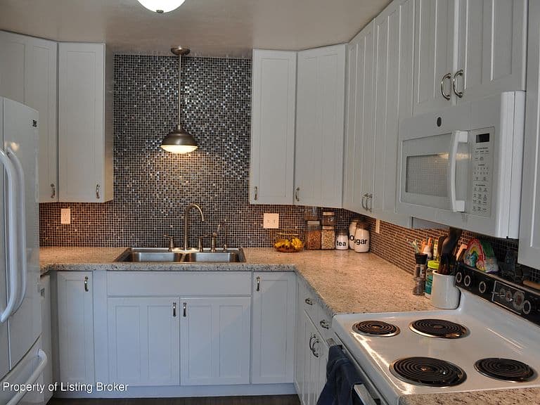 711 6th Ave W photo 5
