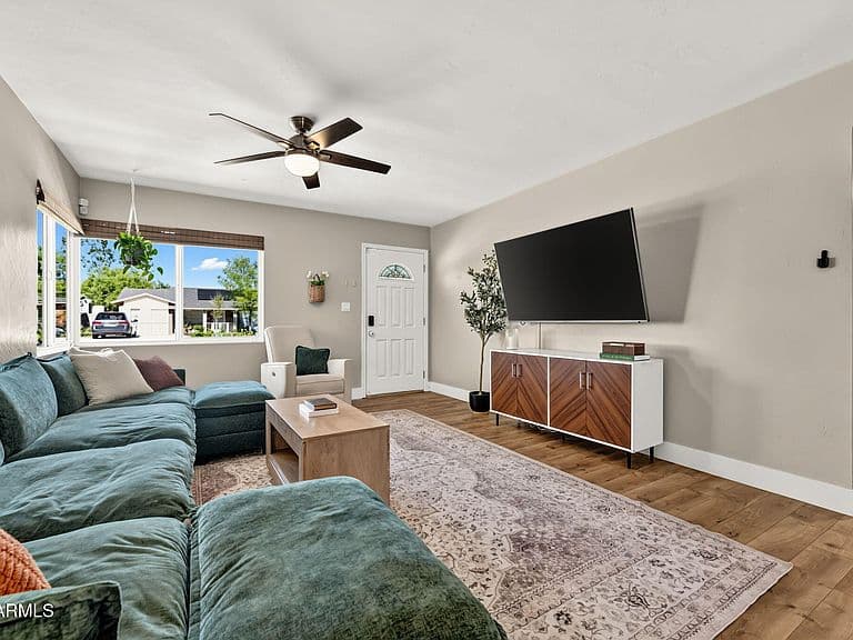 1403 W LUKE Avenue photo 4