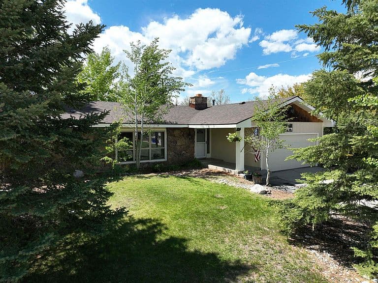 1285 Goodrich Dr photo 2