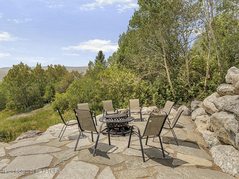 188 Hawthorne Dr photo 3