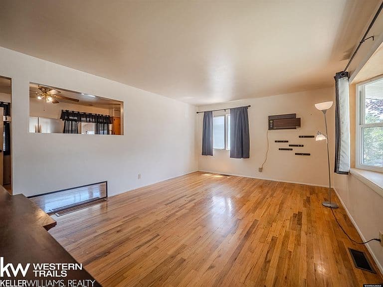 1735 Laramie Ave photo 3