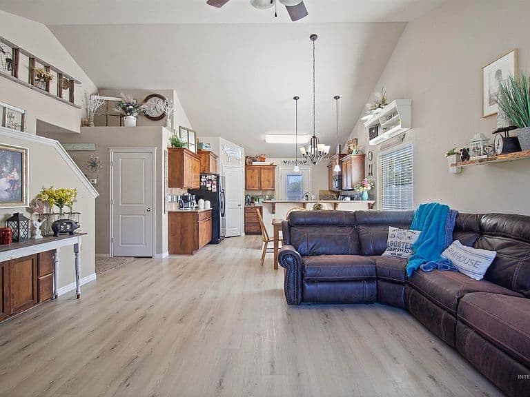 1068 Terra Ave photo 3