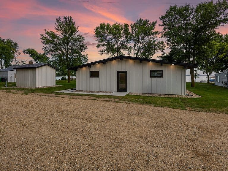 200 N Lake Dr photo 2